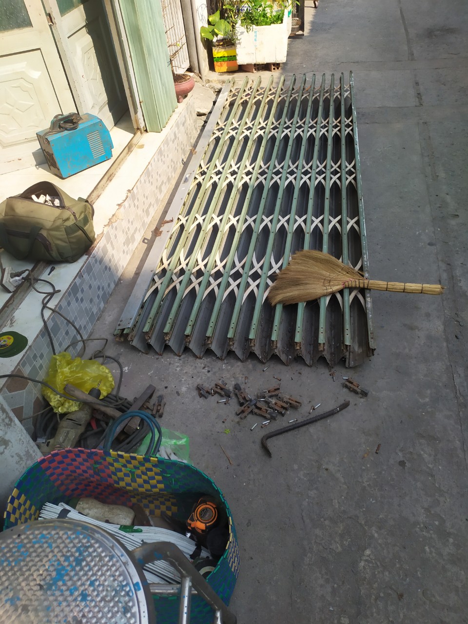 thay bánh xe cửa kéo